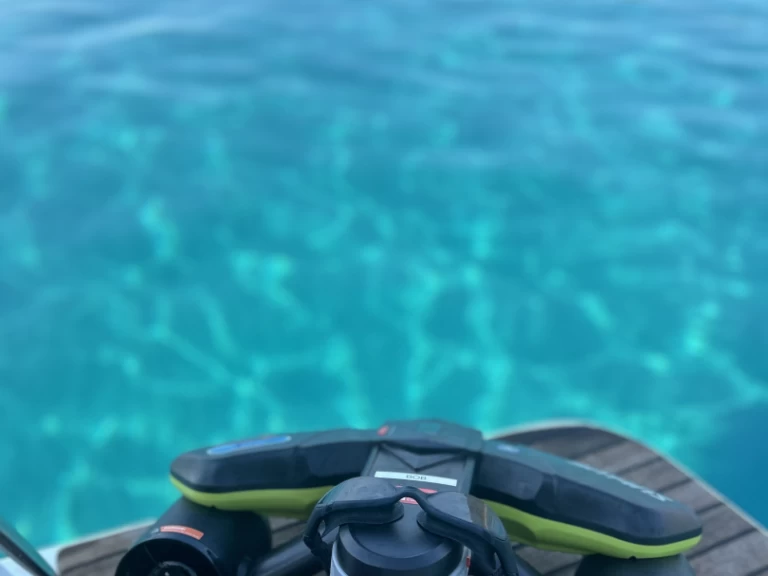 Hire Luxury Yacht Jeanneau with a boat licence