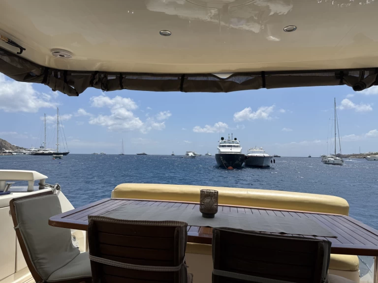 Charter a Aicon aicon 64 in Órmos Bay on Samboat