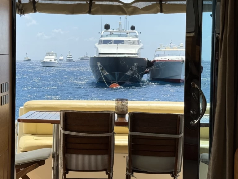 Luxury Yacht to hire Órmos Bay at the best price