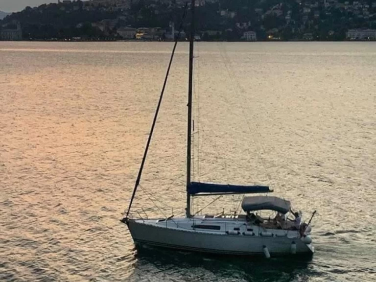 Hire Sailboat Jeanneau with a boat licence