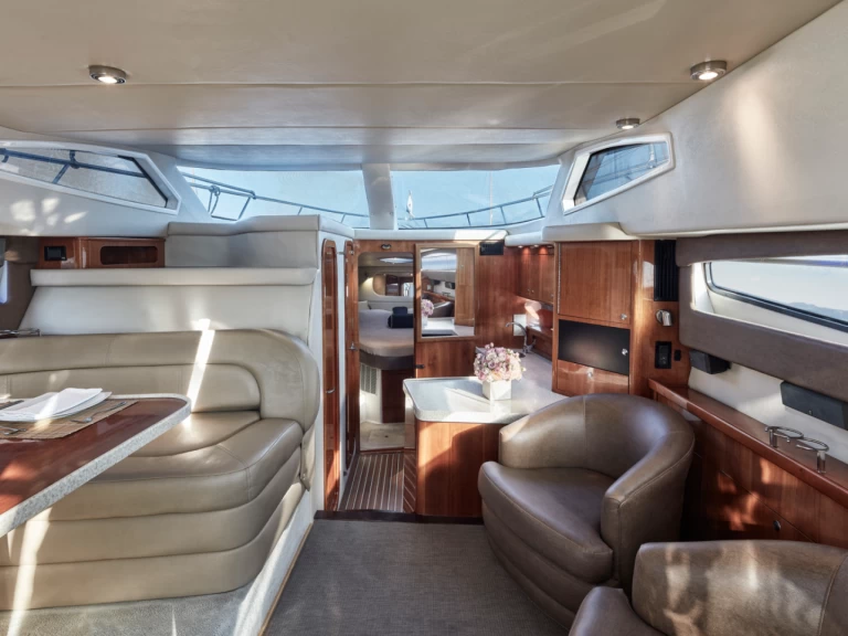 Charter a Régal Commodore 4260 in Lávrio on Samboat