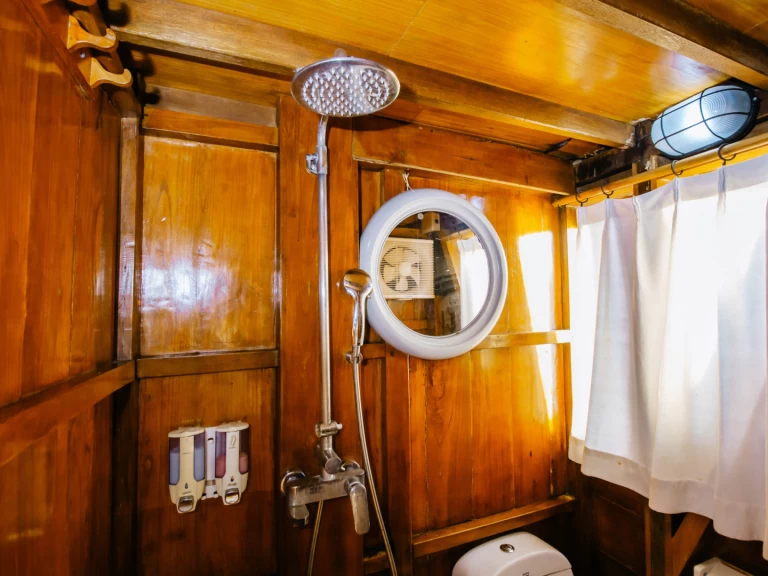 Yacht hire Labuan Bajo cheap Phinisi Boat