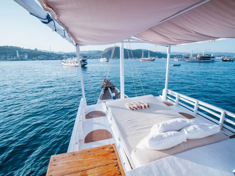 Sailboat hire in Labuan Bajo - White Pearl 02 Phinisi Boat