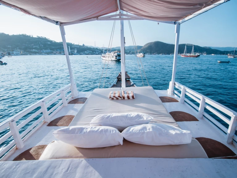 Charter a White Pearl 02 Phinisi Boat in Labuan Bajo on Samboat