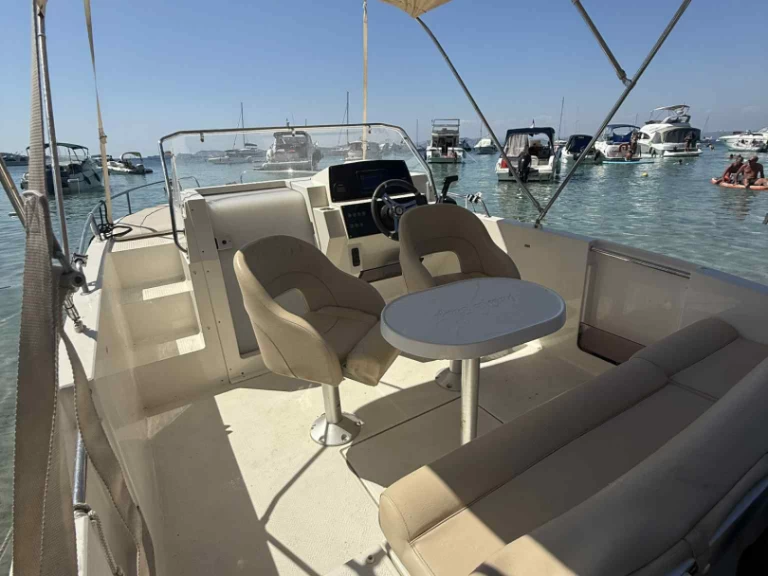 Motorboat to hire Gapeau at the best price