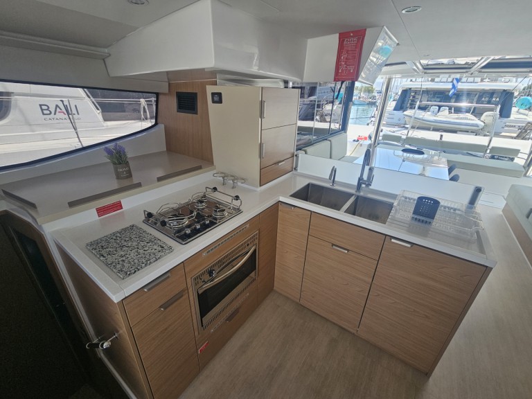 Charter a Bali Bali 4.8 (6+1 cab) in Alimos on Samboat