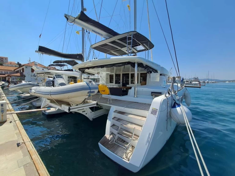 Hire Catamaran Lagoon with a boat licence