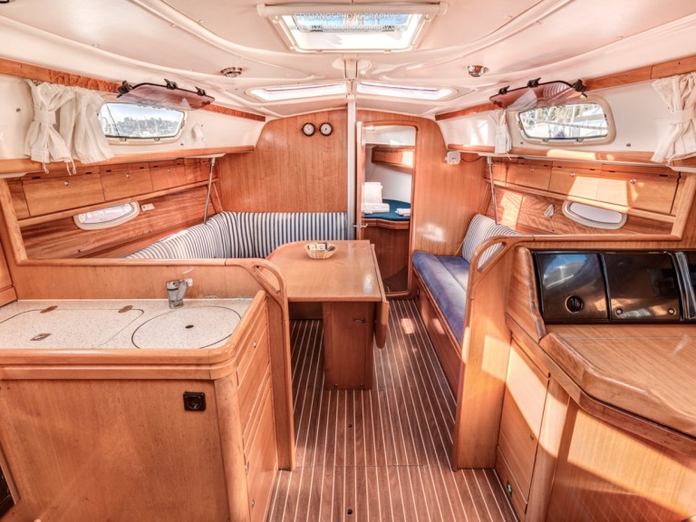 Hire Sailboat Bavaria with a boat licence