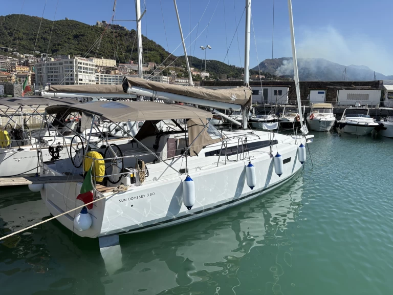 Hire Sailboat Jeanneau with a boat licence