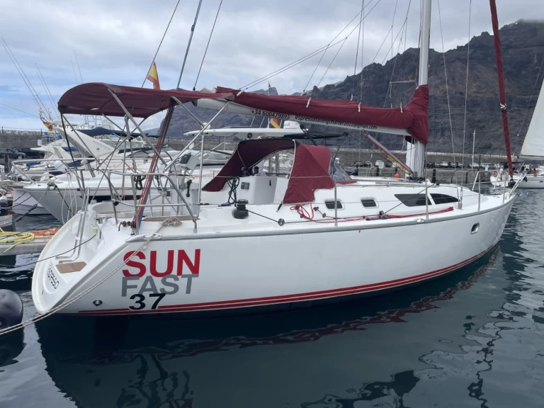 Charter a Jeanneau Sun Fast 37 in San Miguel De Abona on Samboat