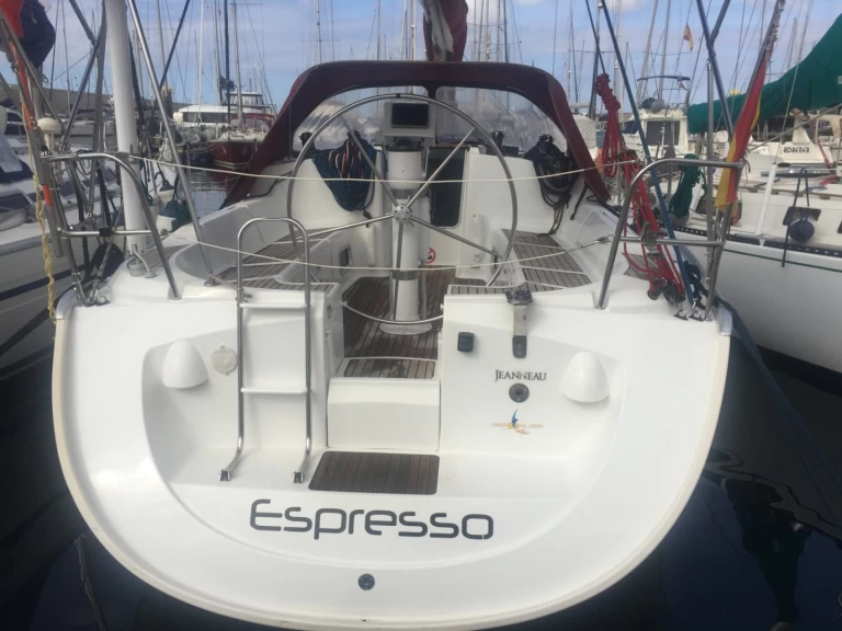 Hire Sailboat Jeanneau with a boat licence