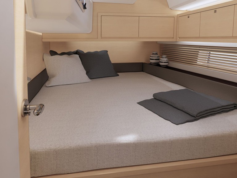 Sailboat to hire Lávrio at the best price