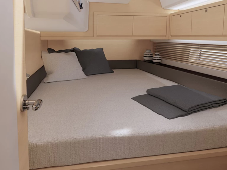 Sailboat to hire Lávrio at the best price