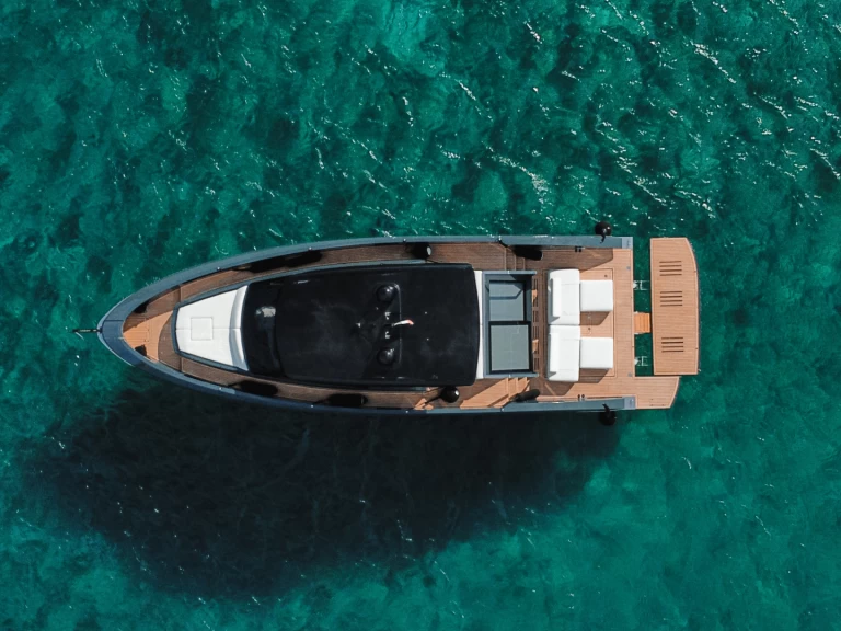 Charter a mandayacht S05.3 in Poltu Quatu on Samboat