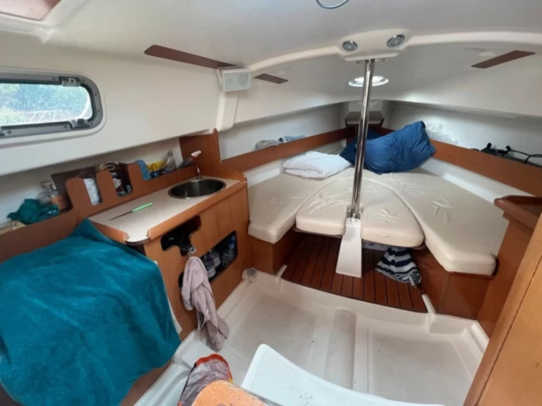 Hire Sailboat Jeanneau with a boat licence