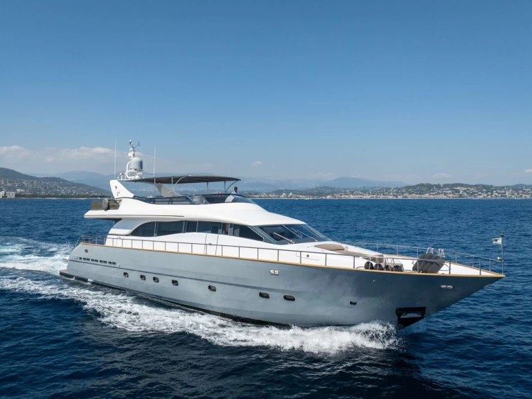 Hire Luxury Yacht Leopard with a boat licence
