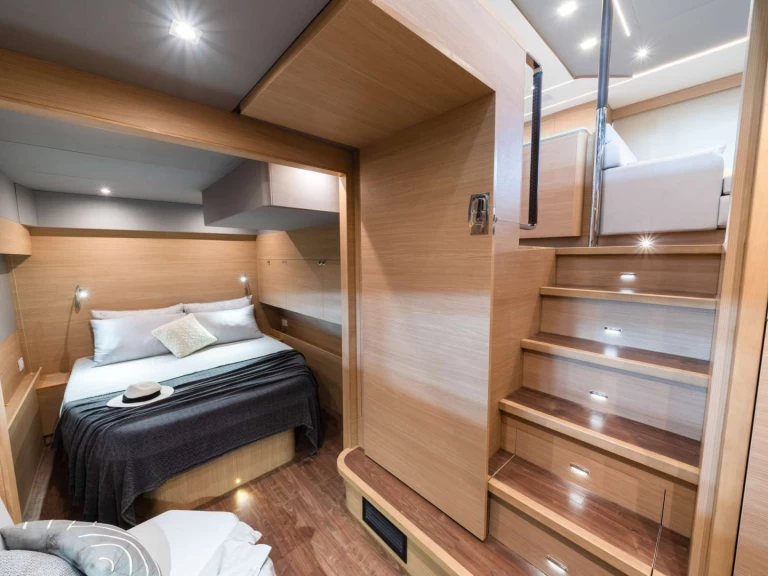 Hire Luxury Yacht Aquila with a boat licence