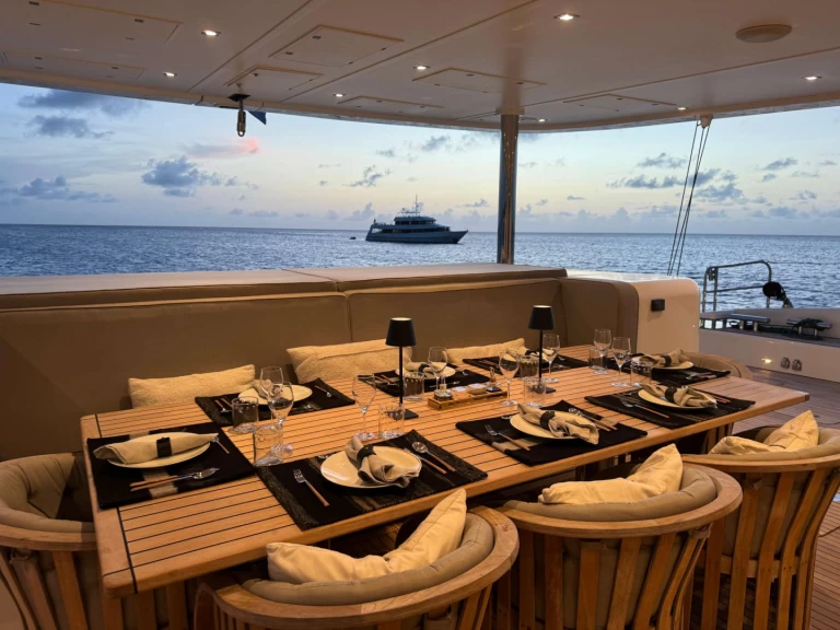 Hire Luxury Yacht Sunreef with a boat licence