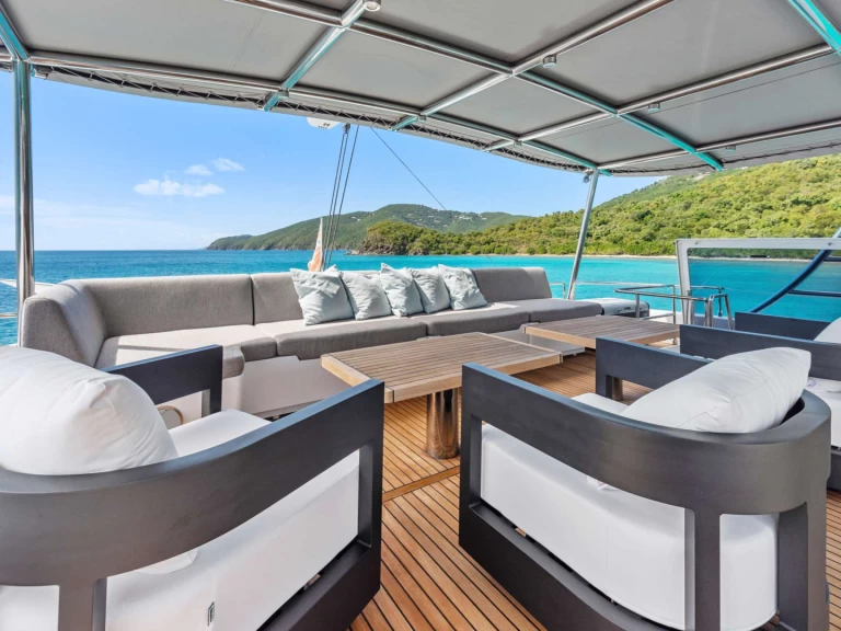 Hire Luxury Yacht Sunreef with a boat licence