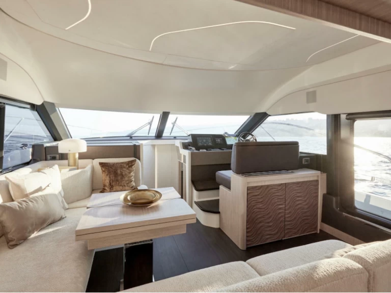 Charter a  Prestige F4.9 in Palma de Mallorca on Samboat