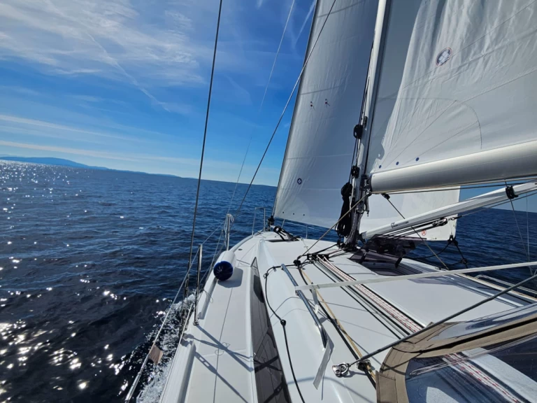 Hire Sailboat Jeanneau with a boat licence