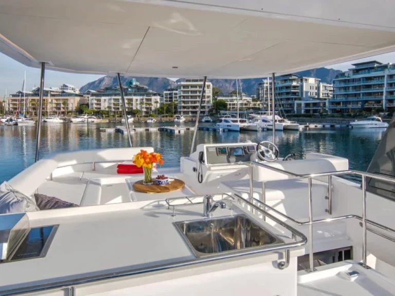 Yacht hire Miami cheap Leopard 43 Powercat