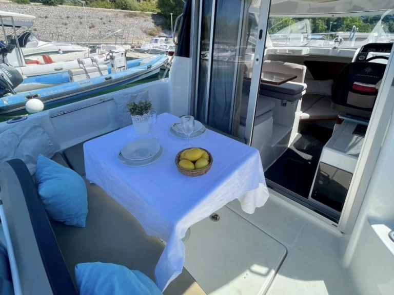 Motorboat hire in Šibenik - Jeanneau Merry Fisher 695