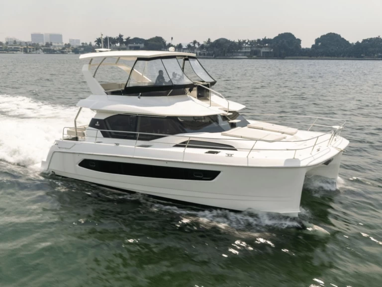 Yacht hire Nassau cheap Aquila 44