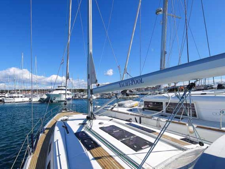 Hire Sailboat Bavaria with a boat licence
