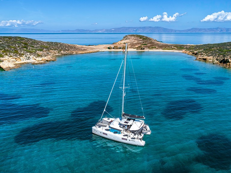Hire Catamaran Lagoon with a boat licence