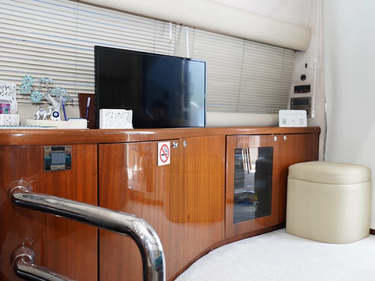 Hire Luxury Yacht  with a boat licence