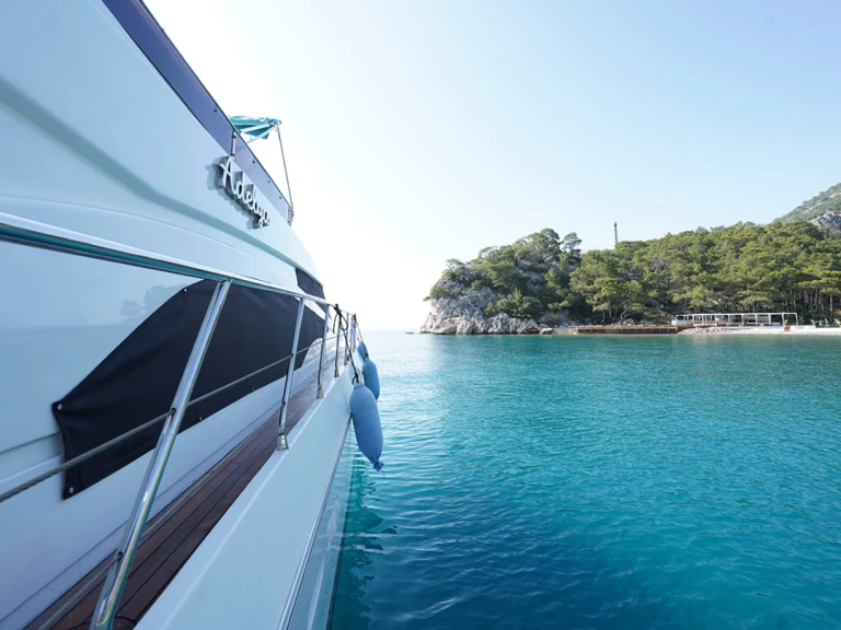 Hire Luxury Yacht  with a boat licence