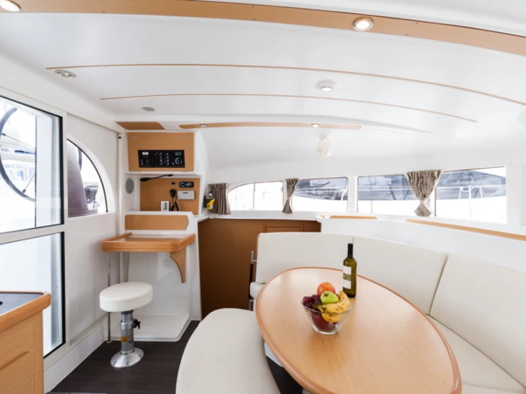 Charter a Lagoon Lagoon 380 S2 in Préveza on Samboat