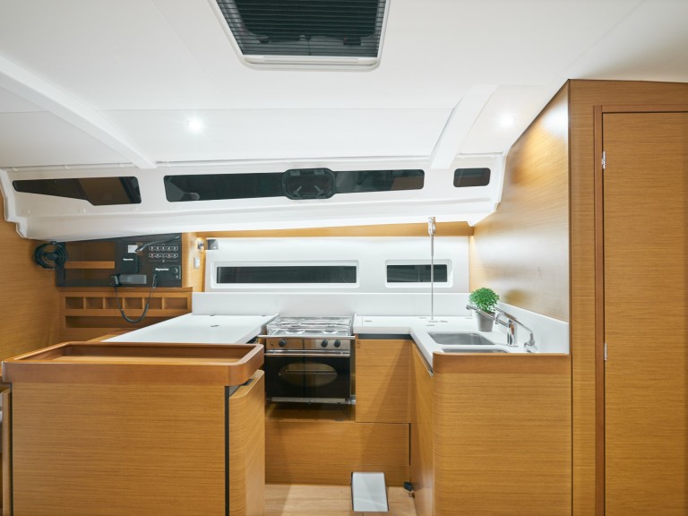 Charter a Jeanneau Sun Odyssey 440 in Alimos on Samboat