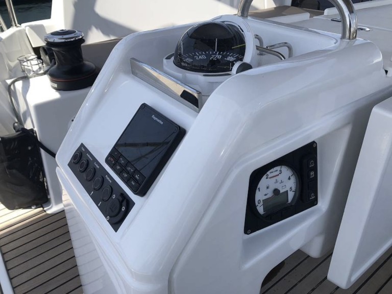 Hire Sailboat Jeanneau with a boat licence