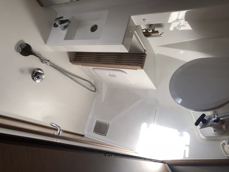 Hire Sailboat with or without skipper Jeanneau Lefkáda