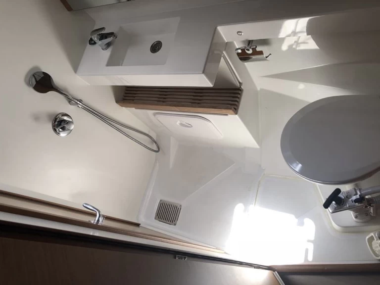 Hire Sailboat with or without skipper Jeanneau Lefkáda