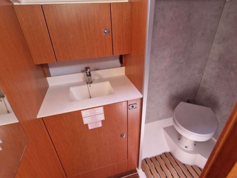 Hire Sailboat Bavaria with a boat licence