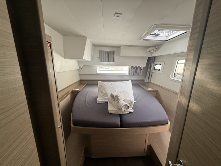 Hire Catamaran Lagoon with a boat licence