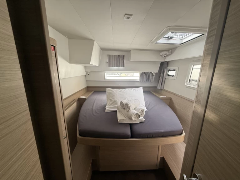 Hire Catamaran Lagoon with a boat licence