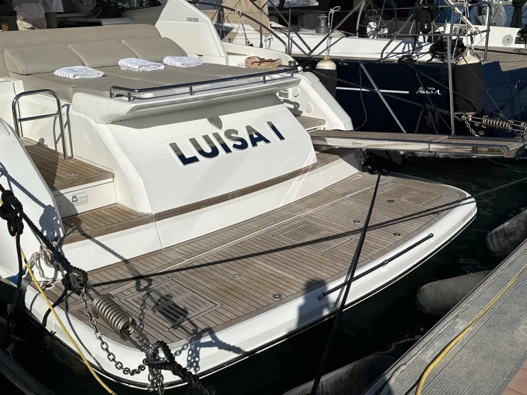 Hire Motorboat Fairline with a boat licence