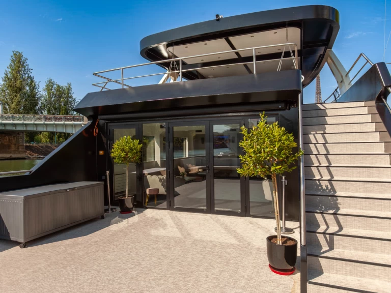 Luxury Yacht to hire Paris at the best price