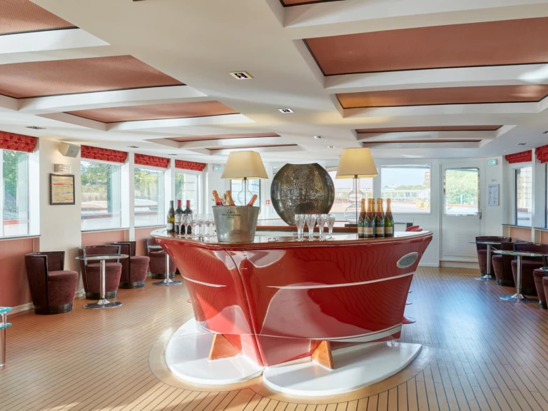 Charter a Clipper Paris in Paris on Samboat