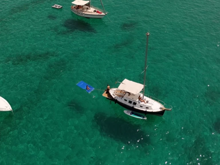 Hire Motorboat Llaut Myabca with a boat licence