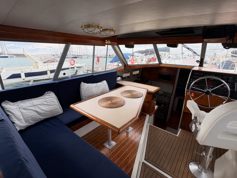 Hire Motorboat Bayliner with a boat licence