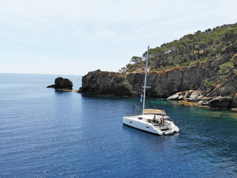 Hire Catamaran Fountaine Pajot with a boat licence