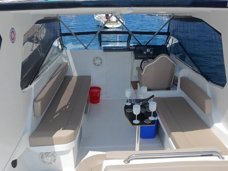 Charter a Bayliner Trophy in Hvar on Samboat
