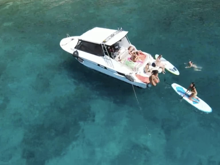 Motorboat hire in Hvar - Bayliner Trophy