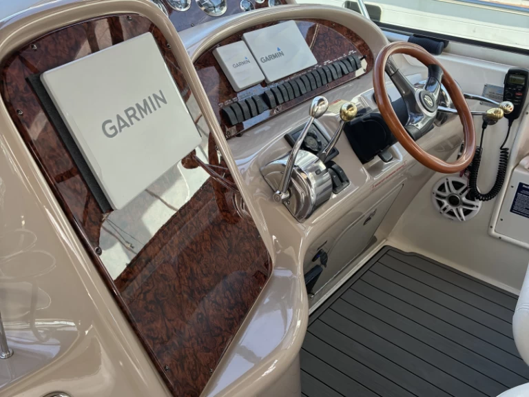 Yacht hire Miami cheap Sea Ray 410 Sundancer