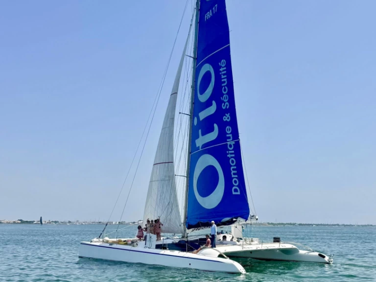 Yacht hire Port-Camargue cheap catamaran de course 60'